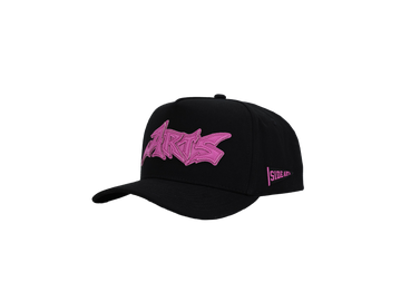 Casquette LONDON noire 5 panneaux SIDE ARTS, patch ARTS en cuir rose à l'avant, vue trois quarts - Trucker Cap SIDE ARTS