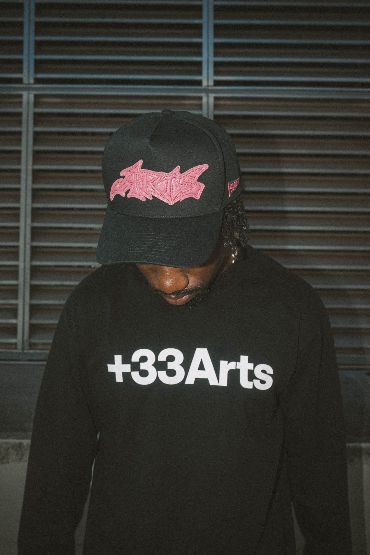 Casquette LONDON noire SIDE ARTS portée, patch ARTS en cuir rose à l'avant - Trucker Cap SIDE ARTS (6)