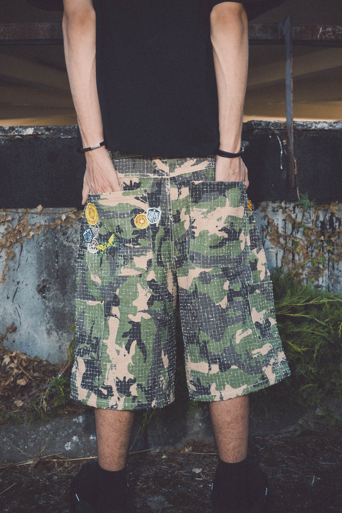 Short camouflage baggy SIDE ARTS porté - Shorts SIDE ARTS (3)