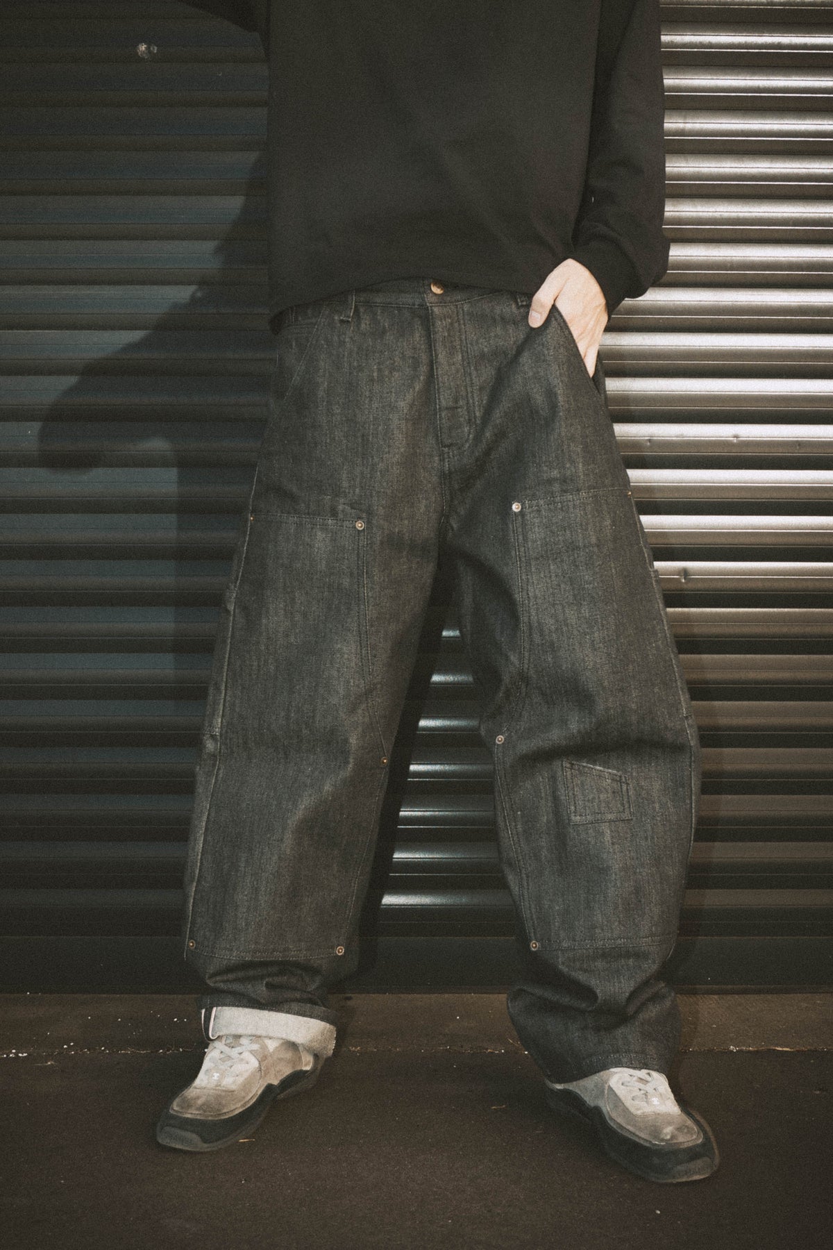 Pantalon SELVEDGE BLACK DOUBLE KNEE DENIM SIDE ARTS porté, coupe baggy, revers selvedge - Pants SIDE ARTS (3)