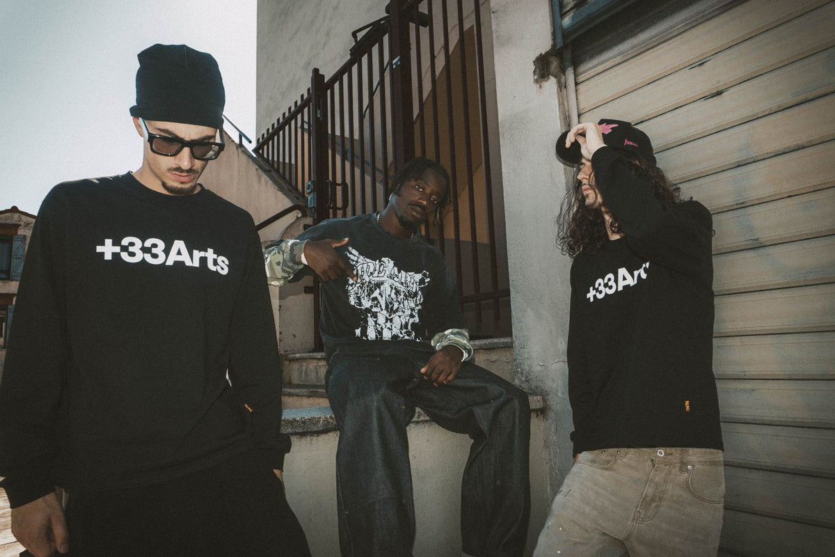 SIDE ARTS — trois modèles en t-shirts +33Arts dans un escalier